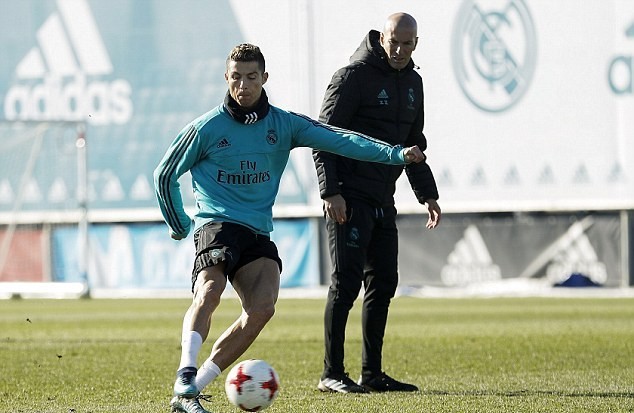 Zidane nói gì trước tin đồn Ronaldo muốn rời Real Madrid? - Bóng Đá