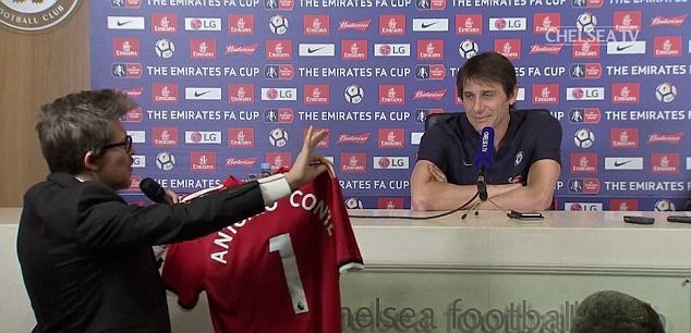 HLV Conte từ chối khi được yêu cầu kí vào áo đấu mang tên Jose Mourinho - Bóng Đá