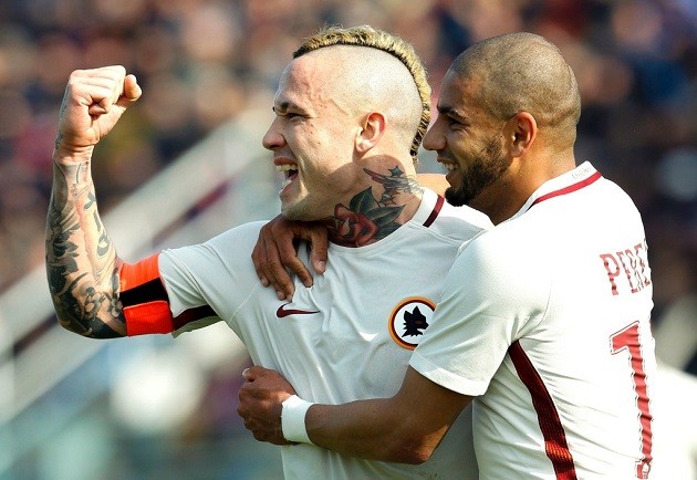 Chùm ảnh: Đụng Crotone, Dzeko suýt trở thành tội đồ - Bóng Đá