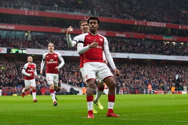 Lacazette mừng hết lớn khi giải được vận đen - Bóng Đá