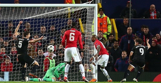 De Gea thất thần nhìn đồng đội 