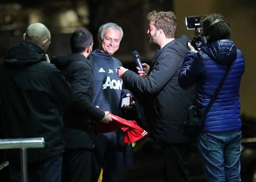 Mourinho ngớ người khi bị gài kí vào áo đấu M.U có tên Antonio Conte - Bóng Đá