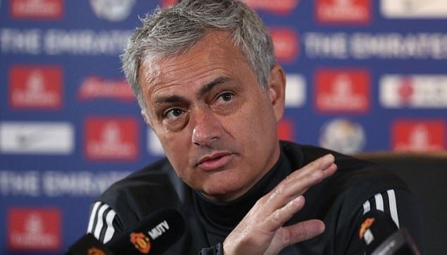 Mourinho ăn mừng bản gia hạn hợp đồng tại nhà hàng của Juan Mata - Bóng Đá