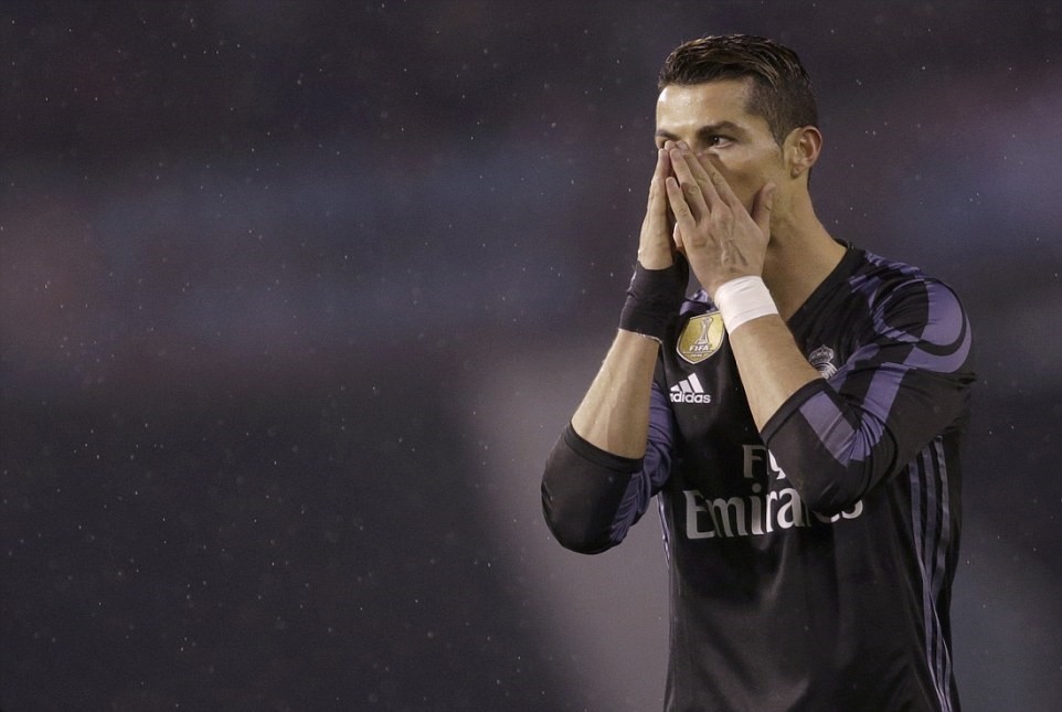 Sau tất cả, bạn gái theo Alexis Sanchez đến khách sạn Lowry - Bóng Đá