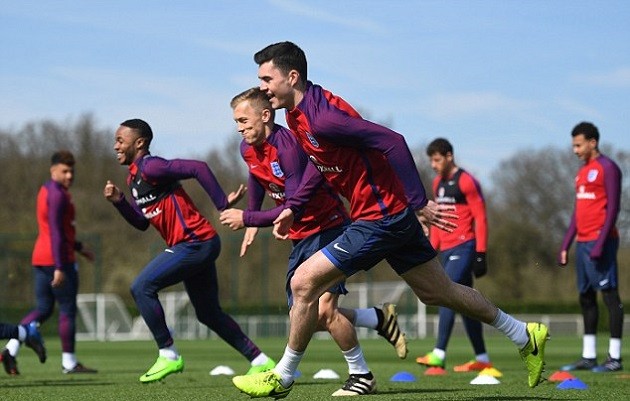 Southgate vui vẻ làm quân xanh cho các học trò  - Bóng Đá