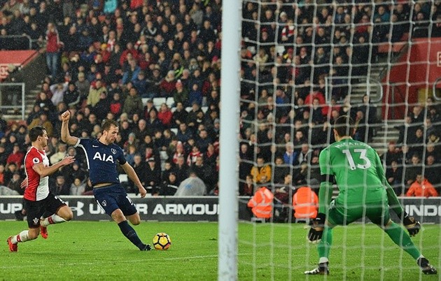 Hàng thủ Tottenham ngơ ngác trước pha đá phản lưới nhà của Davinson Sanchez - Bóng Đá