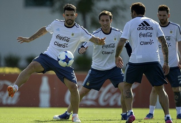 Messi khoe hình xăm độc trong ngày hội quân  - Bóng Đá