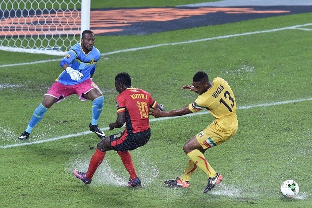 Uganda và Mali bất phân thắng bại trong trận thủy chiến - Bóng Đá