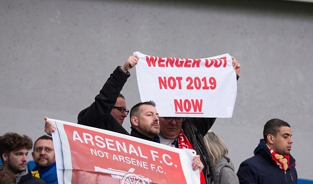 Huyền thoại Ian Wright và fan Arsenal cùng khóc trên sóng radio BBC - Bóng Đá