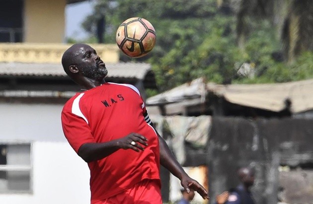 George Weah xỏ giày trên sân cỏ - Bóng Đá