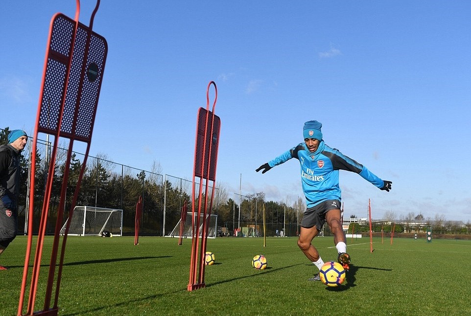 Aubameyang nuốt từng lời của Giáo sư trong buổi tập đầu tiên  - Bóng Đá