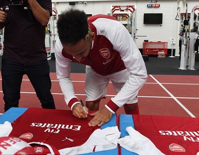 Pierre-Emerick Aubameyang and Henrikh Mkhitaryan - Bóng Đá