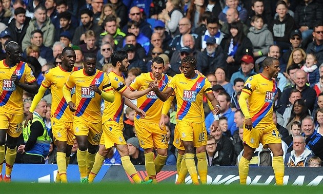 Benteke và Zaha thi nhau đánh sập Stamford Bridge - Bóng Đá