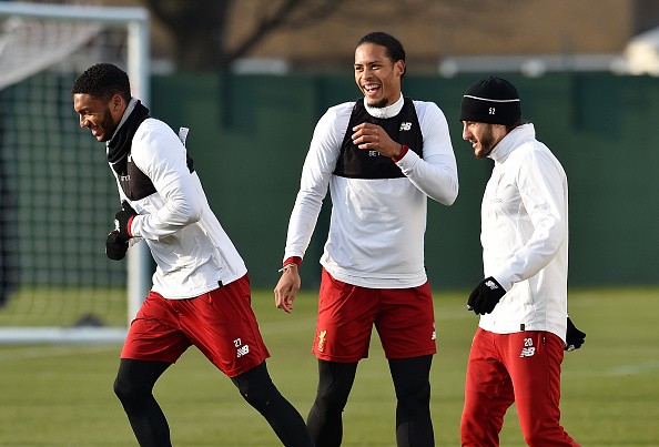 Van Dijk pha trò, sân tập Liverpool rộn tiếng cười - Bóng Đá