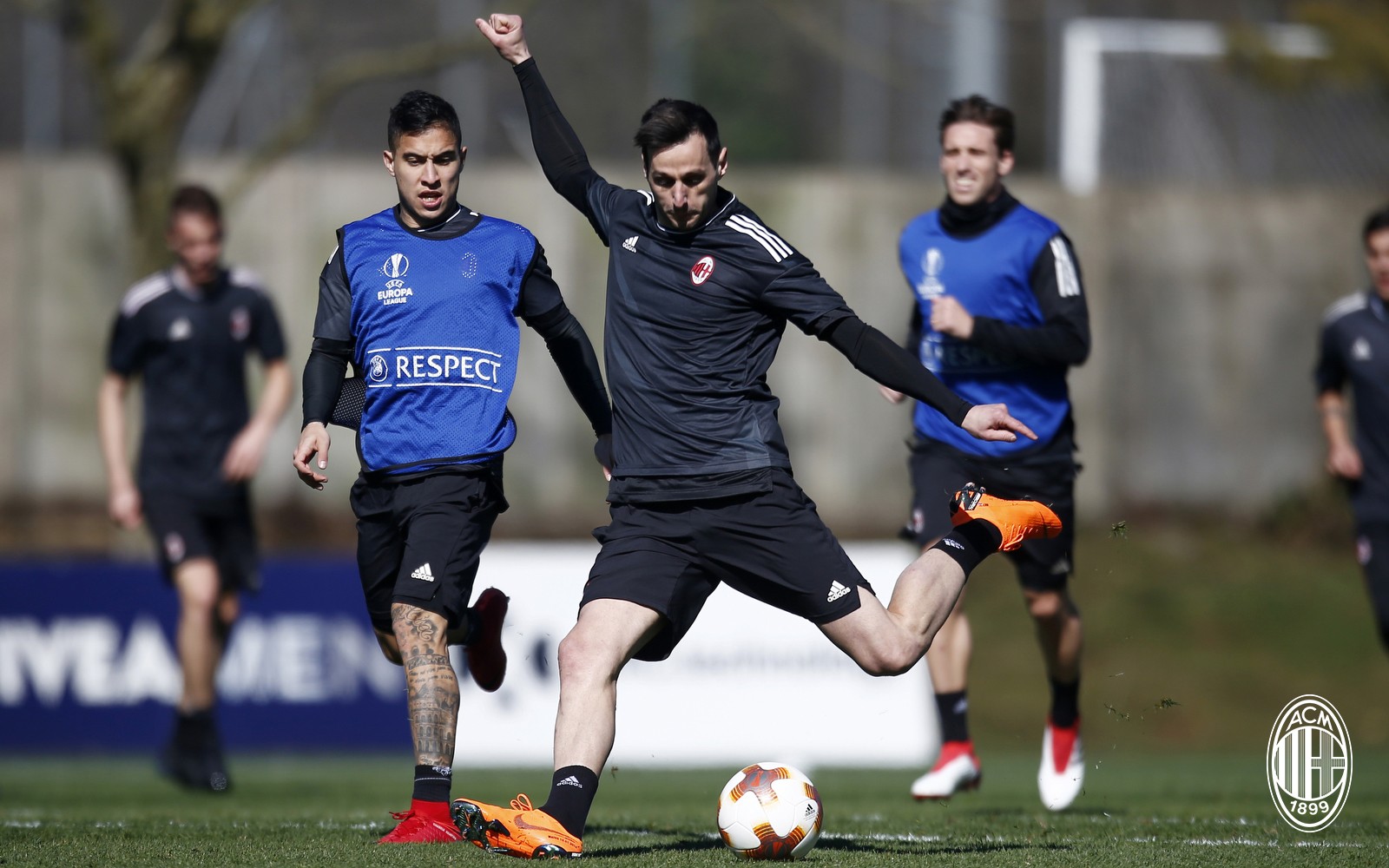 Milan 'liệt cánh' phải trước màn tái đấu Arsenal - Bóng Đá