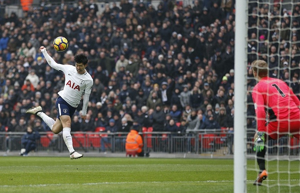 Ngôi sao châu Á của Tottenham khiến hàng thủ Huddersfield ngã rạp - Bóng Đá