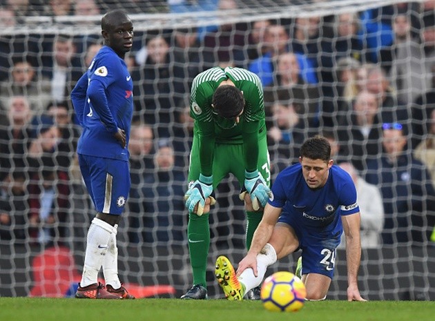 Kante thất thần nhìn Cahill rời sân ngay hiệp một - Bóng Đá