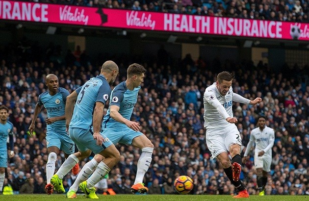 Chùm ảnh: Man City vượt khó nhờ bàn thắng muộn của Jesus - Bóng Đá