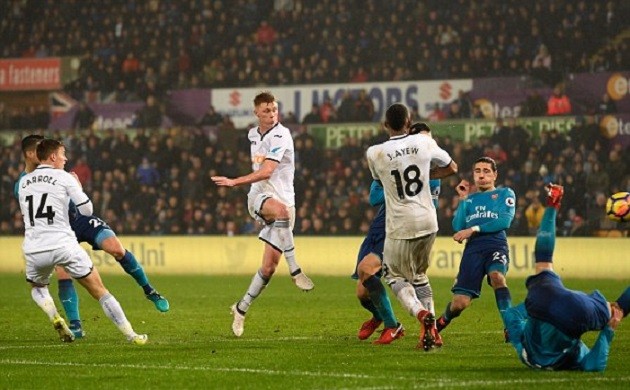Cech mắc sai lầm nghiêm trọng, Arsenal thua thảm trước đội bét bảng - Bóng Đá