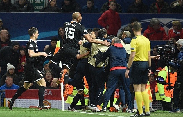 De Gea thất thần nhìn đồng đội 