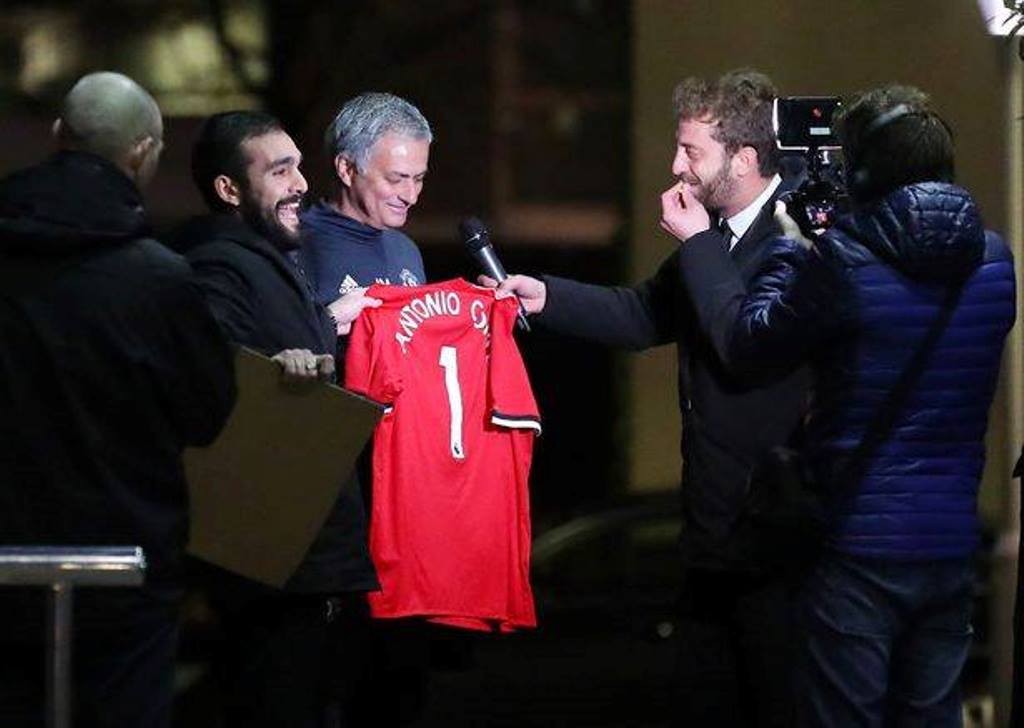 Mourinho ngớ người khi bị gài kí vào áo đấu M.U có tên Antonio Conte - Bóng Đá