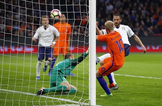 Hà Lan bị đánh bại trong ngày trở về của Van Gaal - Bóng Đá