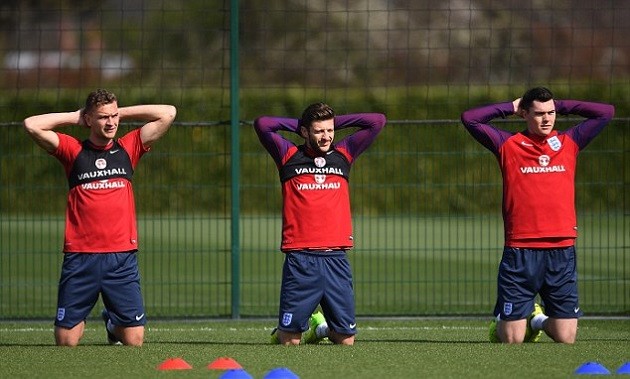 Southgate vui vẻ làm quân xanh cho các học trò  - Bóng Đá