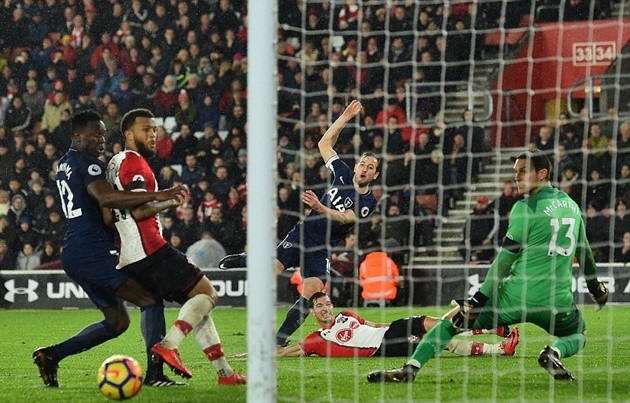 Hàng thủ Tottenham ngơ ngác trước pha đá phản lưới nhà của Davinson Sanchez - Bóng Đá
