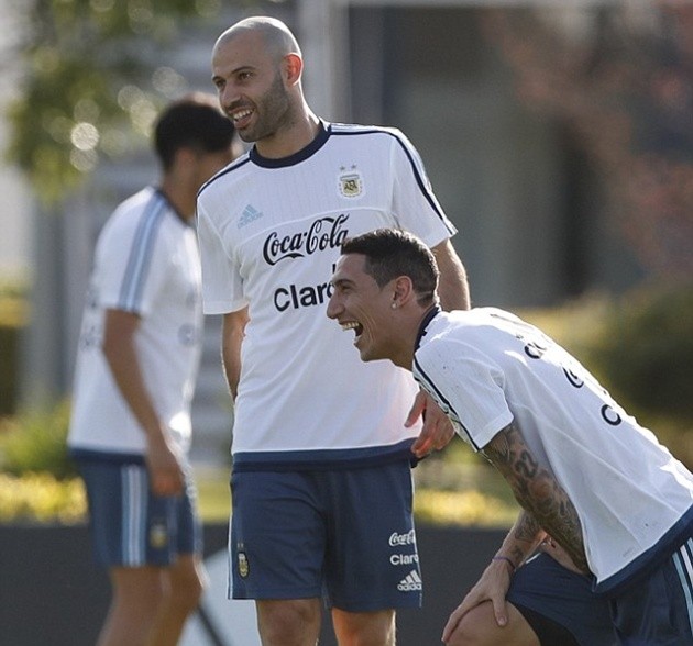 Messi khoe hình xăm độc trong ngày hội quân  - Bóng Đá