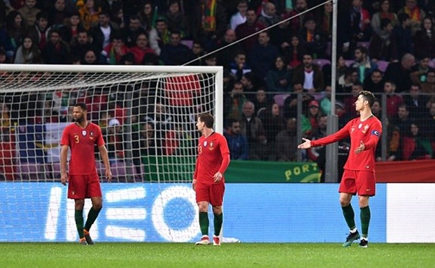 Fan cuồng vào sân 'âu yếm' Cristiano Ronaldo - Bóng Đá