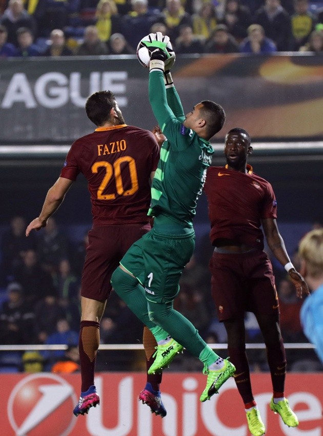 Chùm ảnh: Hat-trick của Dzeko nhấn chìm 
