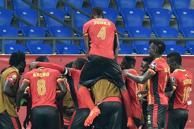 Uganda và Mali bất phân thắng bại trong trận thủy chiến - Bóng Đá
