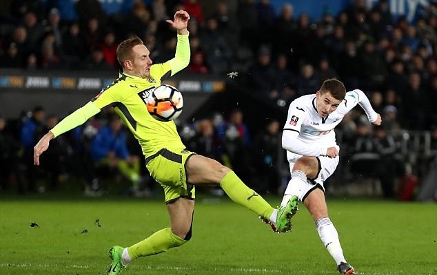 Ngụp lặn ở Premier League, nhưng Swansea vừa tạo ra kỉ lục thế kỉ - Bóng Đá