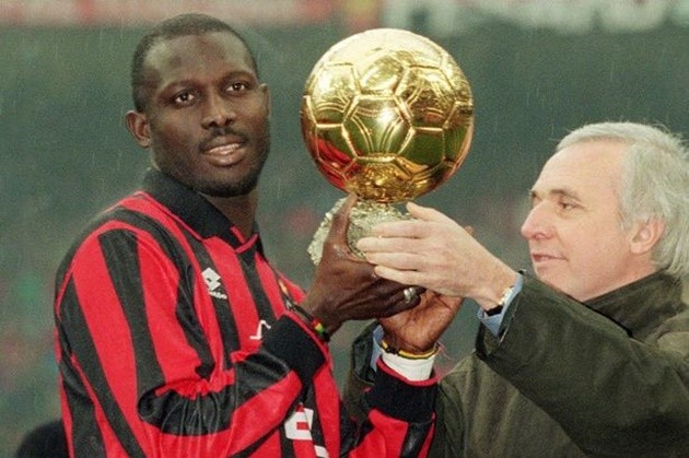 George Weah xỏ giày trên sân cỏ - Bóng Đá