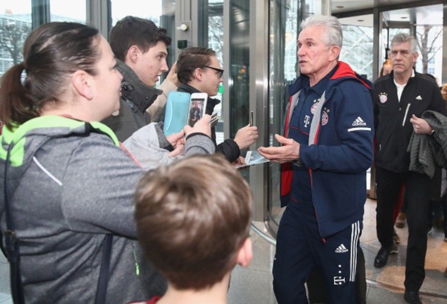 Dàn sao Bayern Munich bị vây kín khi đổ bộ xuống Doha - Bóng Đá