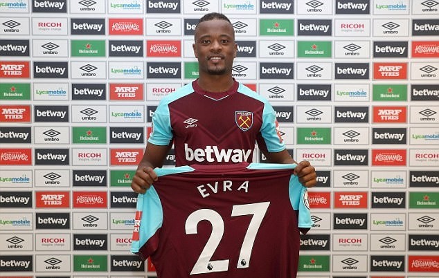 Patrice Evra thể hiện tài lẻ ngay trên đường phố - Bóng Đá