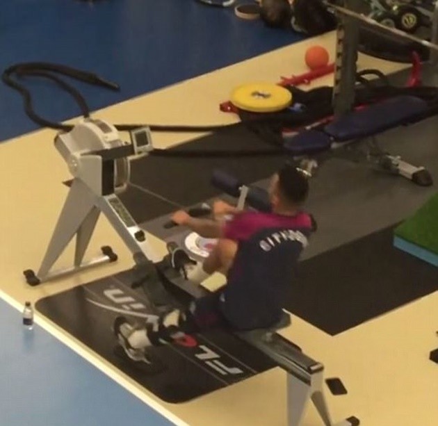 Chân bó bột, Gabriel Jesus vẫn vùi mình trong phòng tập gym  - Bóng Đá