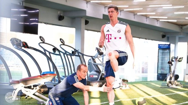 Lewandowski vùi đầu trong phòng tập gym chờ ngày tái xuất - Bóng Đá