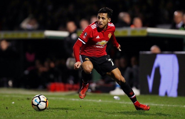 CĐV vây kín Alexis Sanchez sau trận ra mắt hoàn hảo - Bóng Đá