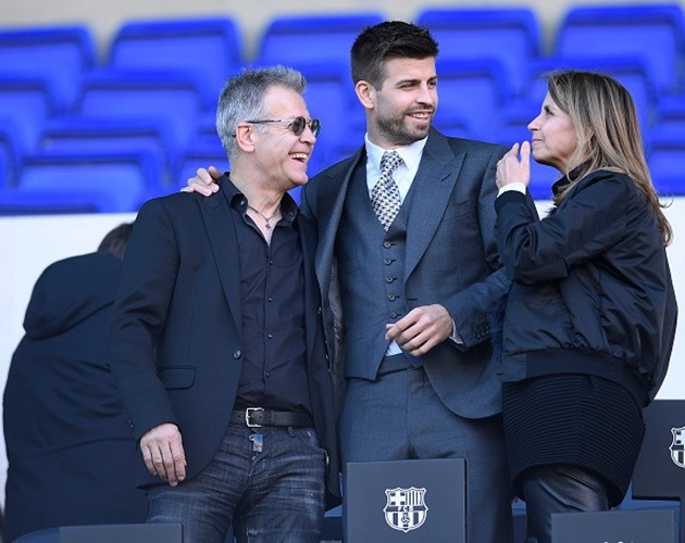 Pique rạng rỡ trong ngày công bố hợp đồng mới với Barcelona - Bóng Đá
