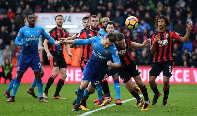 Hàng thủ Arsenal ngơ ngác trước cú ra chân của Callum Wilson - Bóng Đá