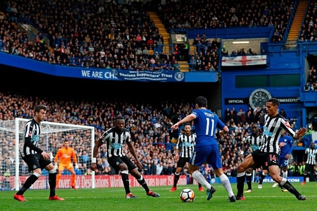 Benteke và Zaha thi nhau đánh sập Stamford Bridge - Bóng Đá