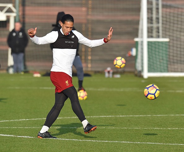 Van Dijk pha trò, sân tập Liverpool rộn tiếng cười - Bóng Đá