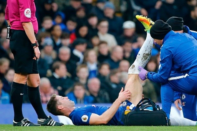 Kante thất thần nhìn Cahill rời sân ngay hiệp một - Bóng Đá