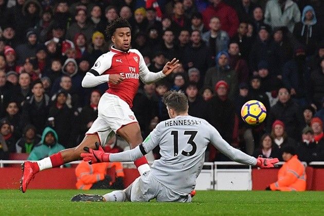 Lacazette mừng hết lớn khi giải được vận đen - Bóng Đá