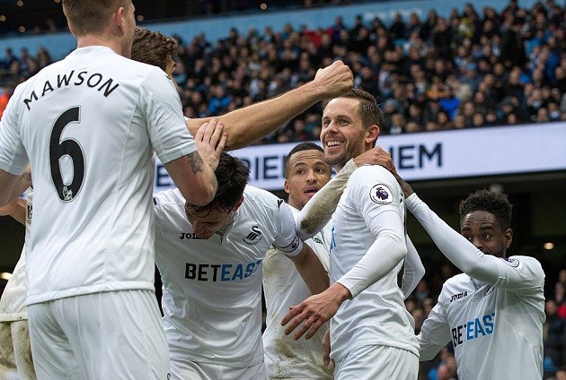 Chùm ảnh: Man City vượt khó nhờ bàn thắng muộn của Jesus - Bóng Đá