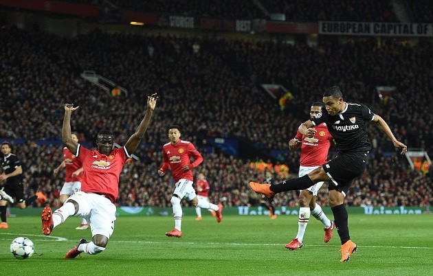 De Gea thất thần nhìn đồng đội 