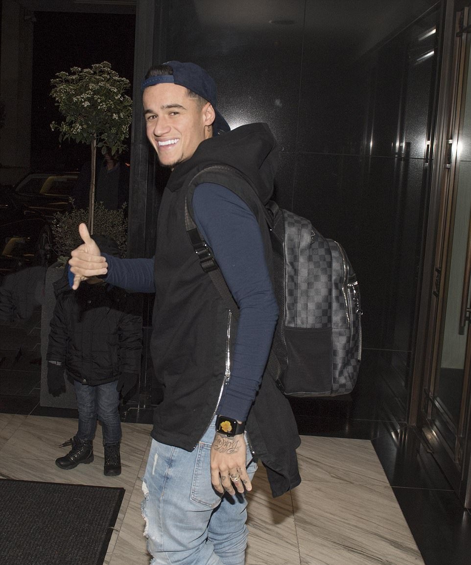 Coutinho rạng rỡ lên máy bay đến Barcelona - Bóng Đá
