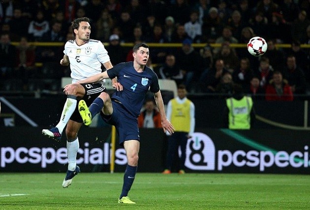 Southgate vui vẻ làm quân xanh cho các học trò  - Bóng Đá