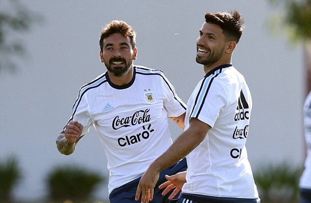 Messi khoe hình xăm độc trong ngày hội quân  - Bóng Đá